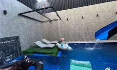 ويلاى هشت خواب عمارت سبز با پارك آبى